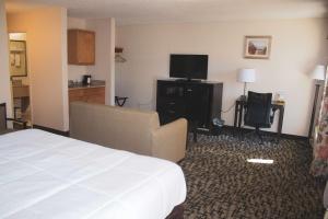 默特尔比奇SureStay Hotel by Best Western North Myrtle Beach的一间配有床和平板电视的酒店房间