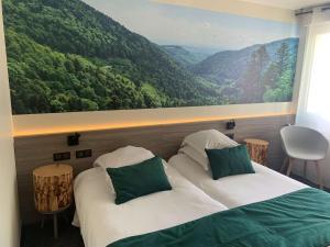 - une chambre avec deux lits et une peinture de montagne dans l'établissement Best Western Plus La Fayette Hotel et SPA, à Épinal
