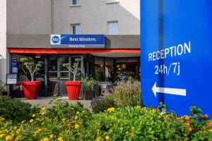 un panneau pour un restaurant devant un bâtiment dans l'établissement Best Western Montecristo-Bastia, à Bastia