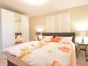 ウルメンにあるSpacious apartment in the Vulkaneifelのベッドルーム1室(葉が付いた大型ベッド1台付)