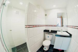 Apartamento Lorenita في كارتاهينا دي اندياس: حمام أبيض مع مرحاض ومغسلة