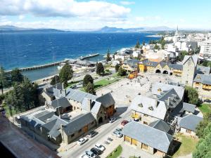 an aerial view of a town next to the water at Departamento en el centro de Bariloche NCC in San Carlos de Bariloche