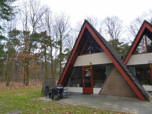 StramproyにあるLovely Holiday Home in Limburg amid Lush Forestの三角屋根の家