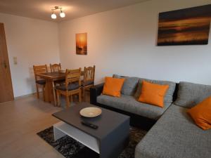 Photo de la galerie de l'établissement Gemütliche Ferienwohnung mit Garten in Robertsdorf, à Blowatz