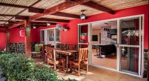 TV a/nebo společenská místnost v ubytování Big private home with pool in Surfside - a short walk from the beach