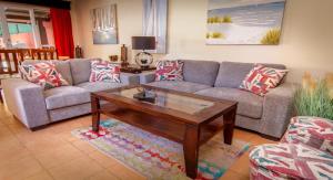 Posezení v ubytování Big private home with pool in Surfside - a short walk from the beach