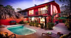 Bazén v ubytování Big private home with pool in Surfside - a short walk from the beach nebo v jeho okolí