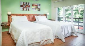 Postel nebo postele na pokoji v ubytování Big private home with pool in Surfside - a short walk from the beach + 25 fotografií