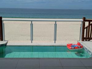 馬里卡的住宿－Casa da Praia Pé na Areia，毗邻海滩的游泳池