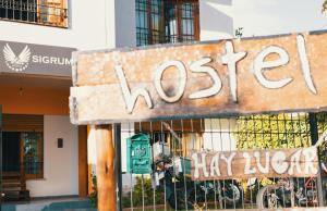 un frente de tienda con un letrero oxidado delante de un edificio en SIGRUM Hostel en San Rafael