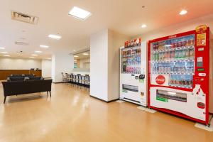 ein Geschäft mit zwei Verkaufsautomaten in einem Zimmer in der Unterkunft The OneFive Okayama in Okayama