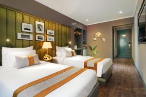 Rúm í herbergi á Hanoi Center Silk Hotel & Travel