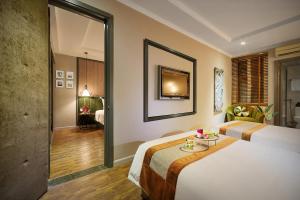 Rúm í herbergi á Hanoi Center Silk Hotel & Travel