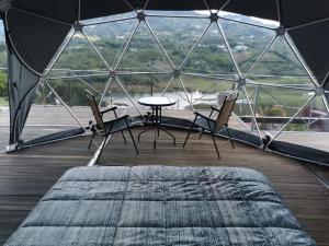 Area soggiorno di Glamping Montecarlo Domo Geodesico y Sauna Finlandés Guatapé