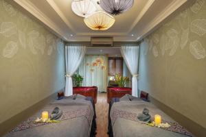 Rúm í herbergi á Hanoi Center Silk Hotel & Travel