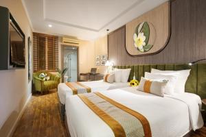 Rúm í herbergi á Hanoi Center Silk Hotel & Travel