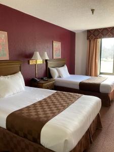 Ένα ή περισσότερα κρεβάτια σε δωμάτιο στο Americourt Hotel - Mountain City