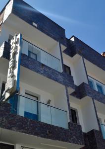 een afbeelding van een gebouw met glazen balkons bij Hotel San Fernandos Plaza in San Rafael