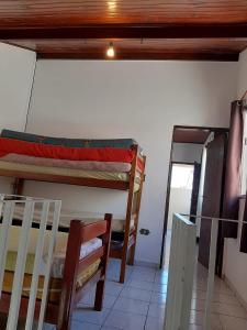 Habitación con 2 literas y espejo. en El Shaday en Itanhaém