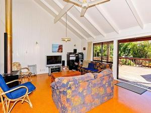 sala de estar con sofá y sillas en Olive Lane - Waiheke Island, en Onetangi