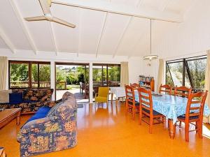 sala de estar amplia con mesa y sillas en Olive Lane - Waiheke Island, en Onetangi