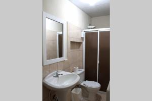 un baño con lavabo e inodoro en Casa Central completa, en Santa Ana 24 fotos más