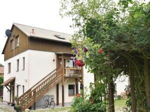 レリクにあるModern Apartment in Rerik with Gardenの木製デッキとバルコニー付きの家