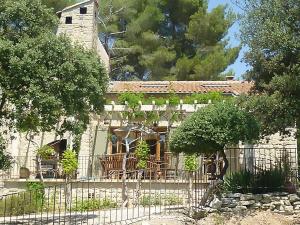 een huis met een hek ervoor bij Modern villa with private pool in Roquebrun in Crillon-le-Brave