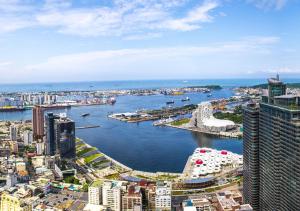 uma vista aérea de uma cidade com um porto em Grand Hi Lai Hotel em Kaohsiung