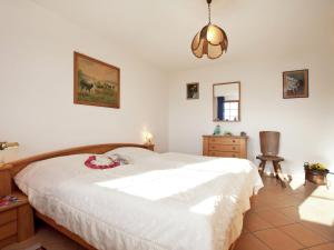 um quarto com uma grande cama branca num quarto em Flat near the ski area in Urberg em Urberg