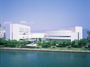 広島市にある広島市文化交流会館の水の横の白い大きな建物