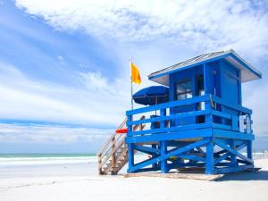 een blauwe strandhut bij 3 bedrooms house with private, heated pool 8 miles to Siesta Key Beach, in Sarasota