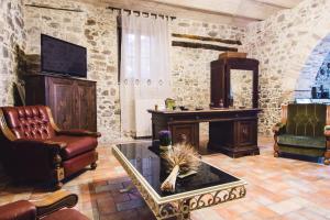Sala de estar con sofá, silla y mesa en Dimora Pietrantica, en Rocca Imperiale