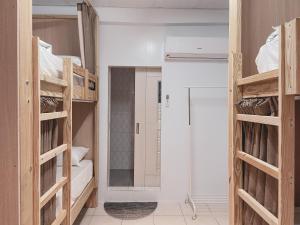 a room with two bunk beds and a mirror at InnOcean在海裡潛水旅宿 Liuqiu Dive Hostel in Xiaoliuqiu