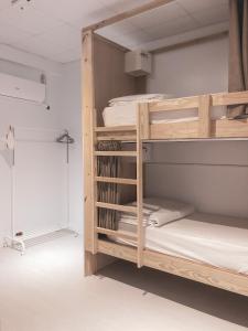a bunk bed room with two bunk beds at InnOcean在海裡潛水旅宿 Liuqiu Dive Hostel in Xiaoliuqiu