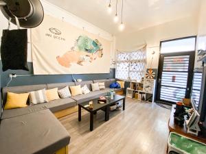 sala de estar con sofá y mesa en InnOcean在海裡潛水旅宿 Liuqiu Dive Hostel en Xiaoliuqiu