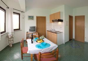 Virtuve vai virtuves zona naktsmītnē Apartments Cetina