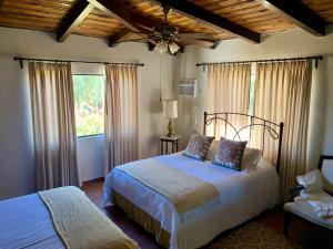 San MarcosRancho el Parral的有两张床和一扇窗户的卧室