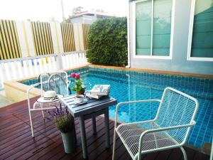 Bazén v ubytování Thacha Pool Villa B nebo v jeho okolí + 8 fotografií