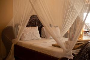 Tempat tidur dalam kamar di Sea View Beach Hotel