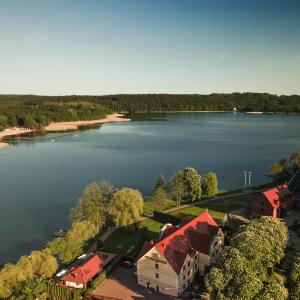 z góry widok na jezioro z domami i drzewami w obiekcie Hotel Barlinek w mieście Barlinek