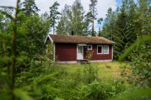 una pequeña casa en medio de un campo en Stigmansgården i Tiveden, en Karlsborg