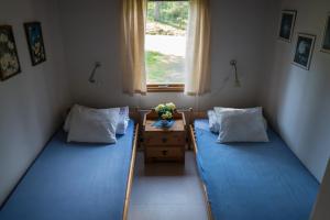 Giường trong phòng chung tại Stigmansgården i Tiveden