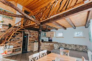 een keuken en een woonkamer met houten plafonds bij Burziņi in Kuldīga