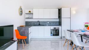 Η κουζίνα ή μικρή κουζίνα στο Nevia