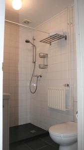 Koupelna v ubytování Knus familiehuisje nabij Bergen en Schoorl + 19 fotografií