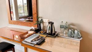 Příslušenství pro přípravu čaje a kávy v ubytování K2 Hotel at Thachang