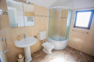 uma casa de banho com um WC, um lavatório e um chuveiro em Rural vacation house Shala em Bol