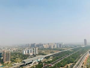 vistas a una ciudad con una autopista y edificios en The Influential Square near India Expo Mart en Noida