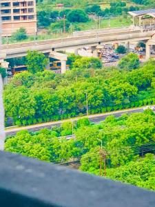 una vista aérea de una autopista con un puente en The Influential Square near India Expo Mart en Noida